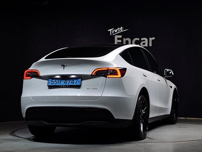 TESLA MODEL Y - 3