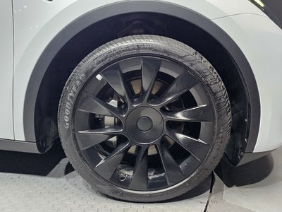 TESLA MODEL Y - 8