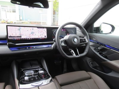2025 BMW 5 SERIES 缩略图 32
