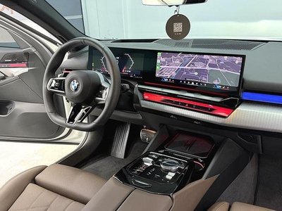 2025 BMW 5 SERIES — фото 10