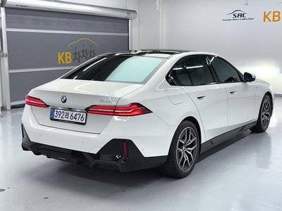 2025 BMW 5 SERIES — фото 3