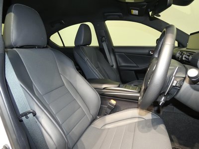 2023 Lexus IS — миниатюра 17