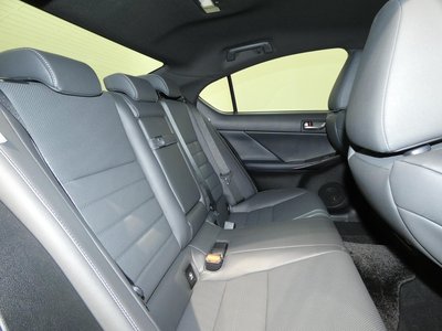 2023 Lexus IS — миниатюра 18