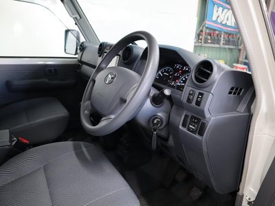 TOYOTA LAND CRUISER 70 - 3