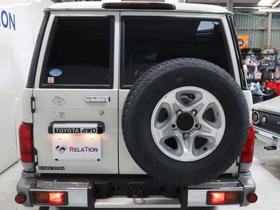 TOYOTA LAND CRUISER 70 - 5