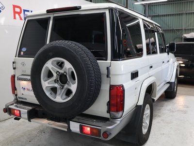 TOYOTA LAND CRUISER 70 - 8