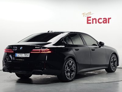 2025 BMW 5 SERIES photo 3