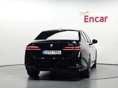 2025 BMW 5 SERIES photo 4