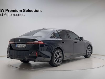 2025 BMW 5 SERIES — фото 2