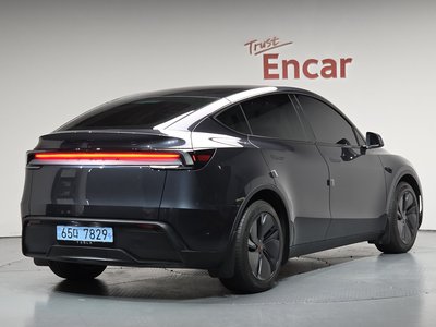 TESLA MODEL Y - 3