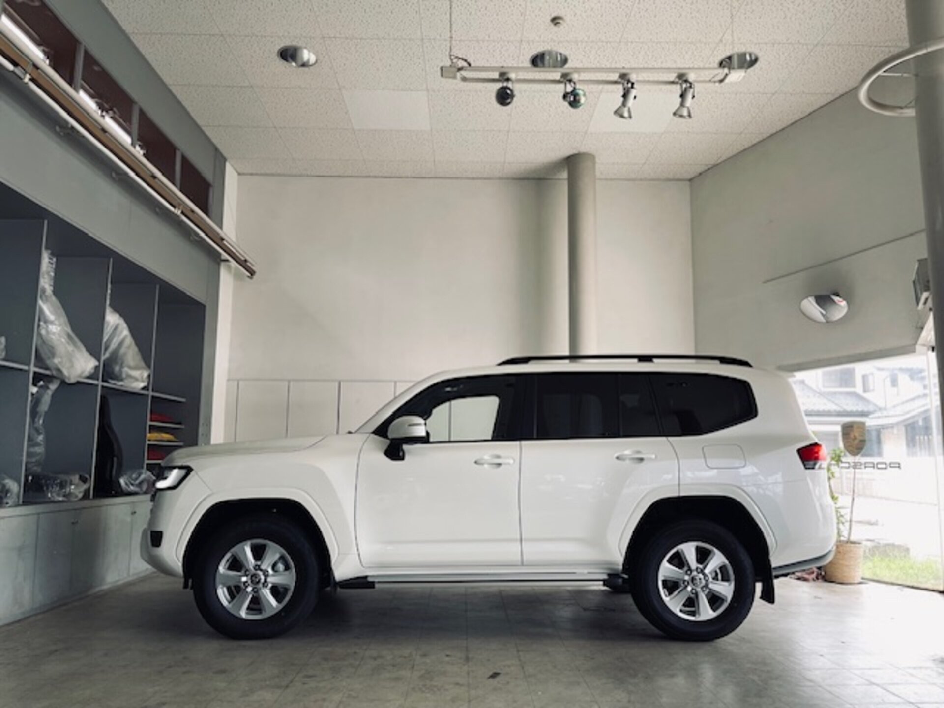 TOYOTA LAND CRUISER 300 - View 1