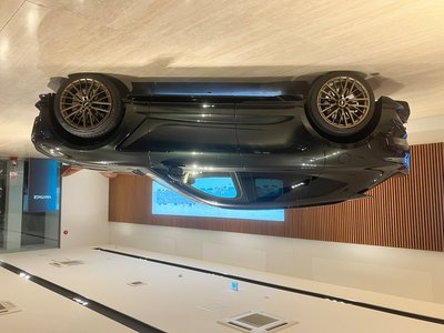 ASTON MARTIN DBX - 8