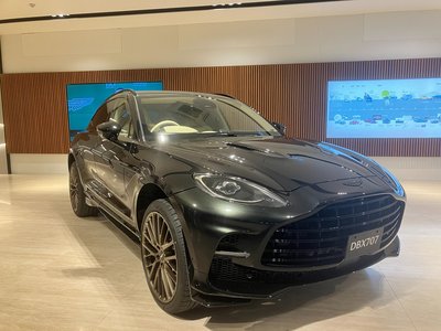 ASTON MARTIN DBX - 6