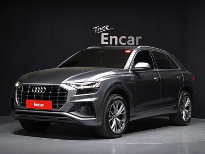 AUDI Q8 - 1