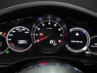 PORSCHE PANAMERA - 8