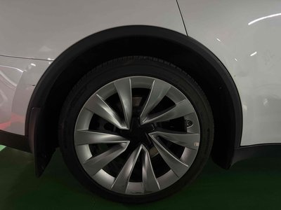 TESLA MODEL Y - 7