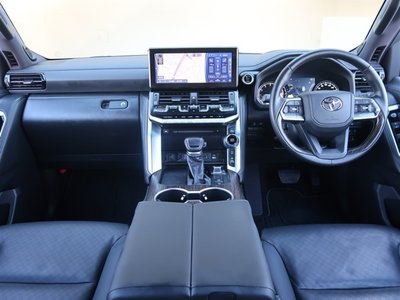 2024 Toyota LAND CRUISER 300 — фото 2