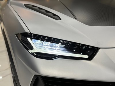 LAMBORGHINI URUS - 8