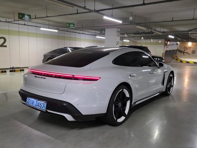 PORSCHE TAYCAN - 5