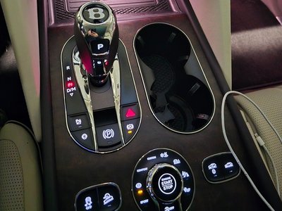 BENTLEY BENTAYGA - 6