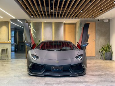 LAMBORGHINI AVENTADOR