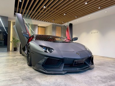 LAMBORGHINI AVENTADOR - 4