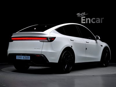 TESLA MODEL Y - 3
