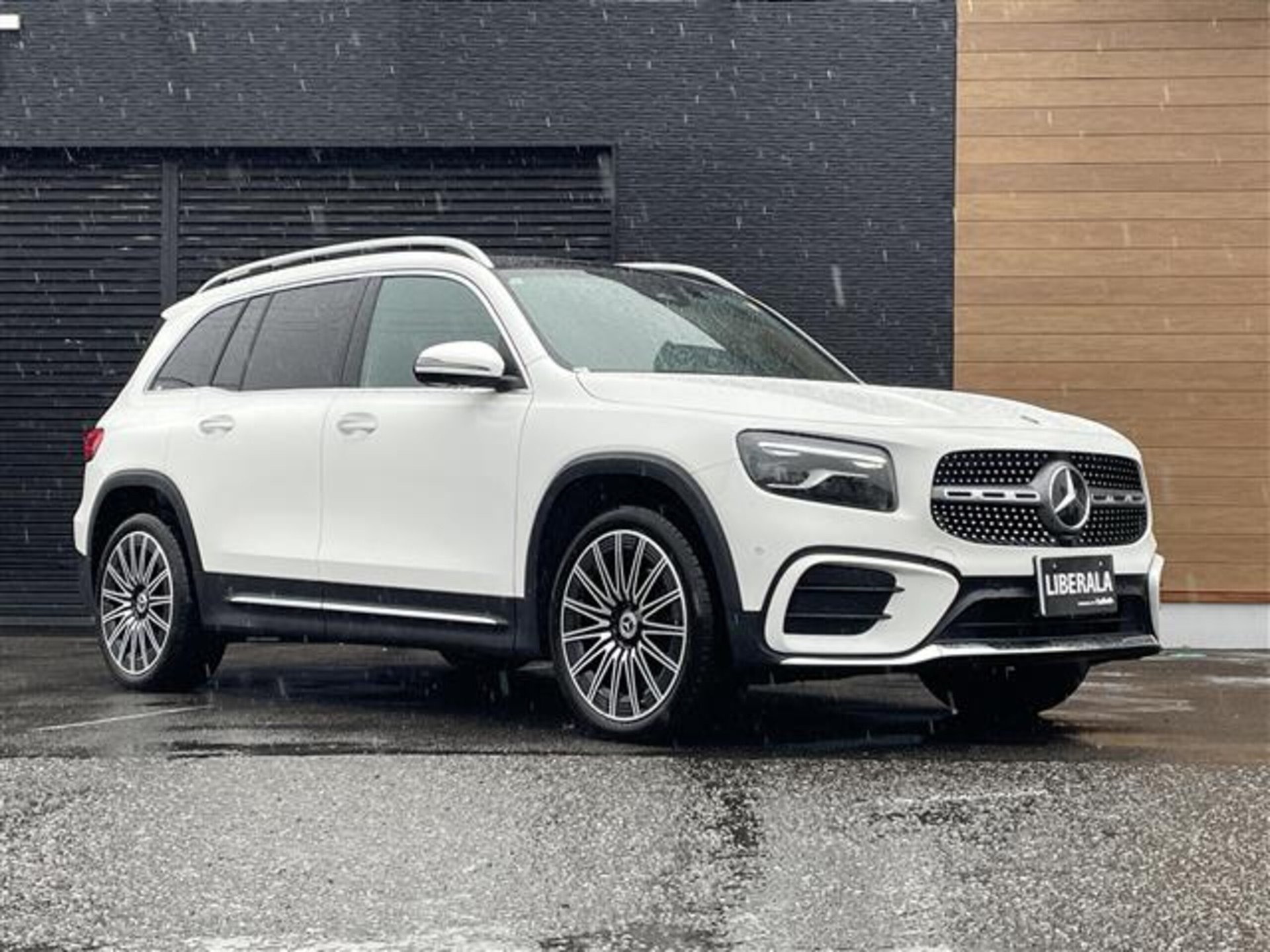 MERCEDES-BENZ GLB - View 1