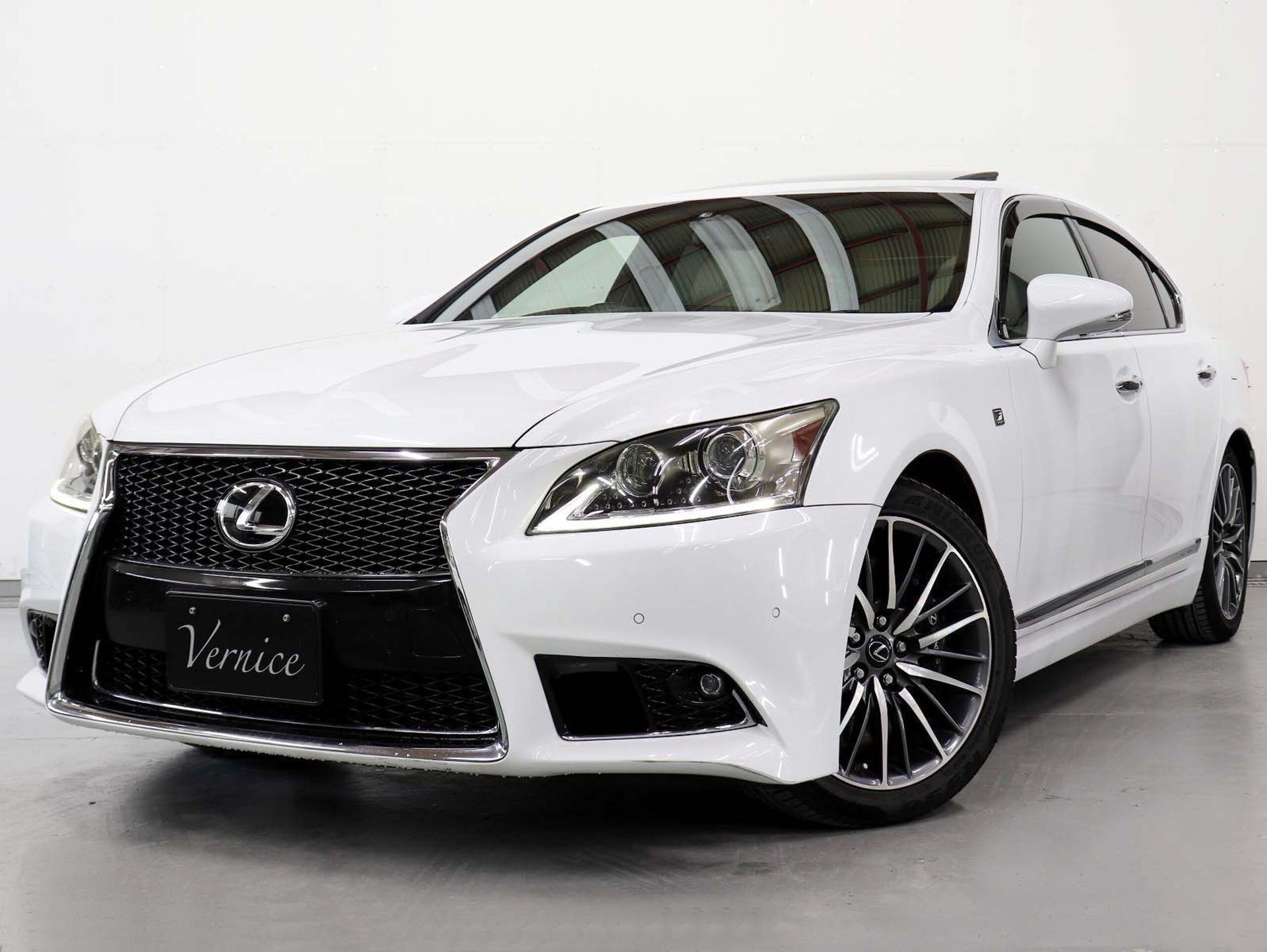 LEXUS LS - View 1