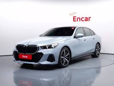 2025 BMW 5 SERIES 照片 1
