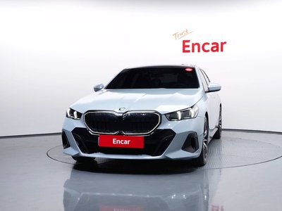 2025 BMW 5 SERIES 照片 2