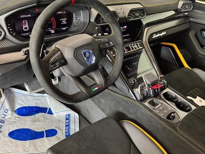 LAMBORGHINI URUS - 4