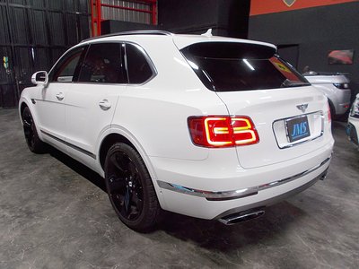 BENTLEY BENTAYGA - 8