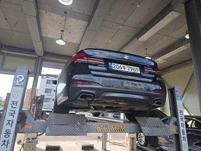 2023 BMW 5 SERIES photo 2