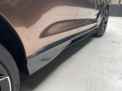 ASTON MARTIN DBX - 7