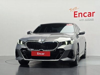 2025 BMW 5 SERIES — фото 3