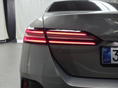 2025 BMW 5 SERIES — фото 10