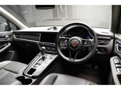 PORSCHE MACAN - 10