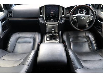 TOYOTA LAND CRUISER 200 - 9