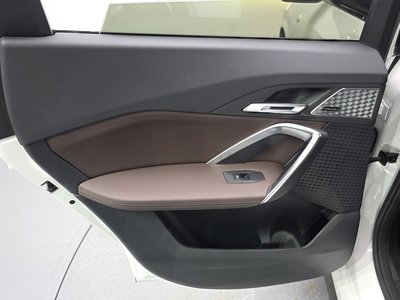 2025 BMW X1 — миниатюра 15