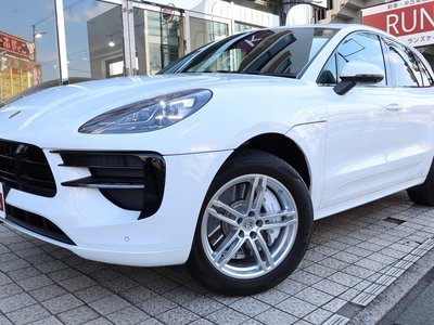 PORSCHE MACAN - 1
