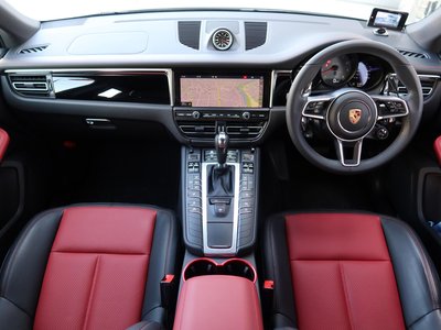 PORSCHE MACAN - 3