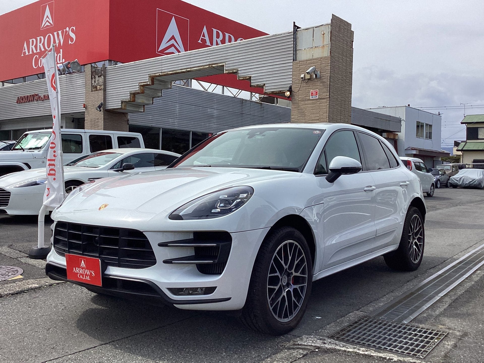 PORSCHE MACAN - View 1