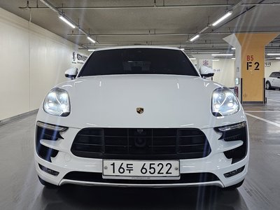 PORSCHE MACAN - 2