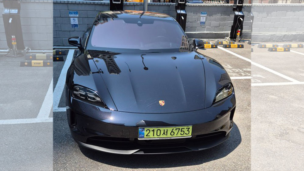 PORSCHE TAYCAN - View 1