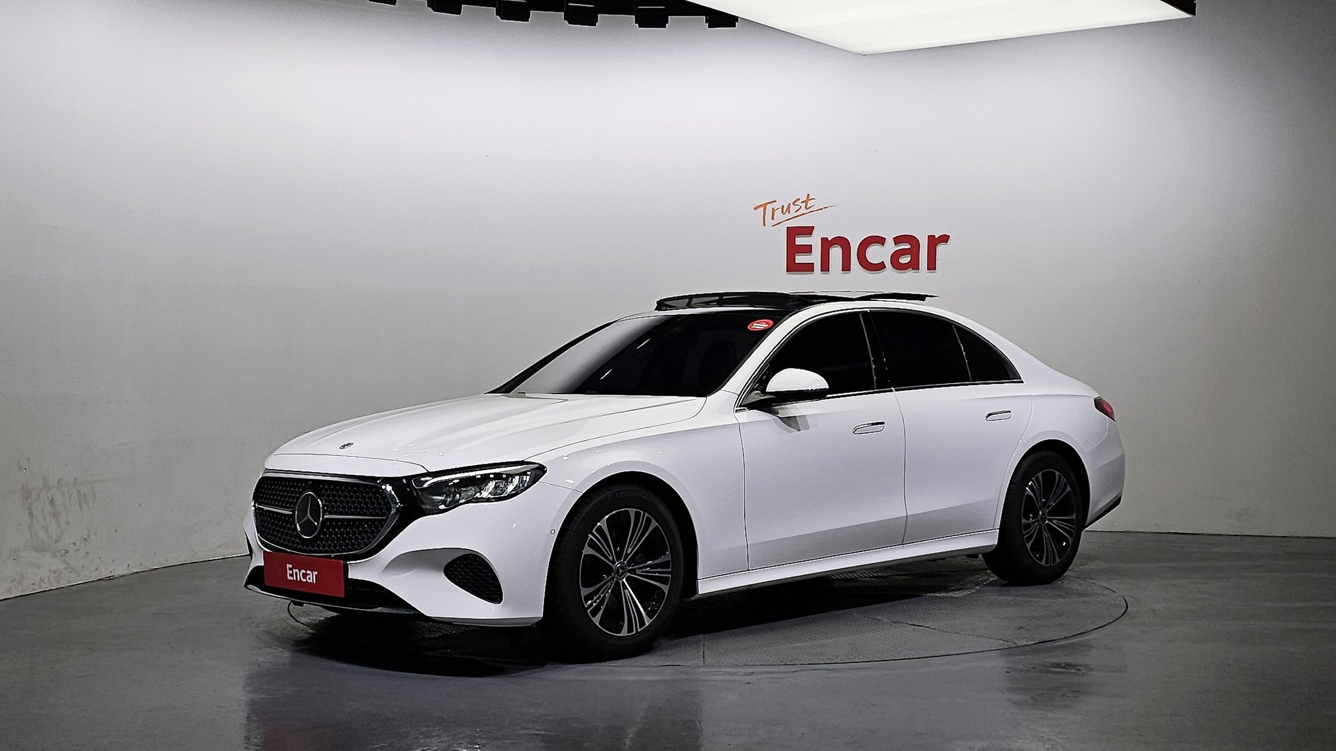 MERCEDES-BENZ E-CLASS - View 1