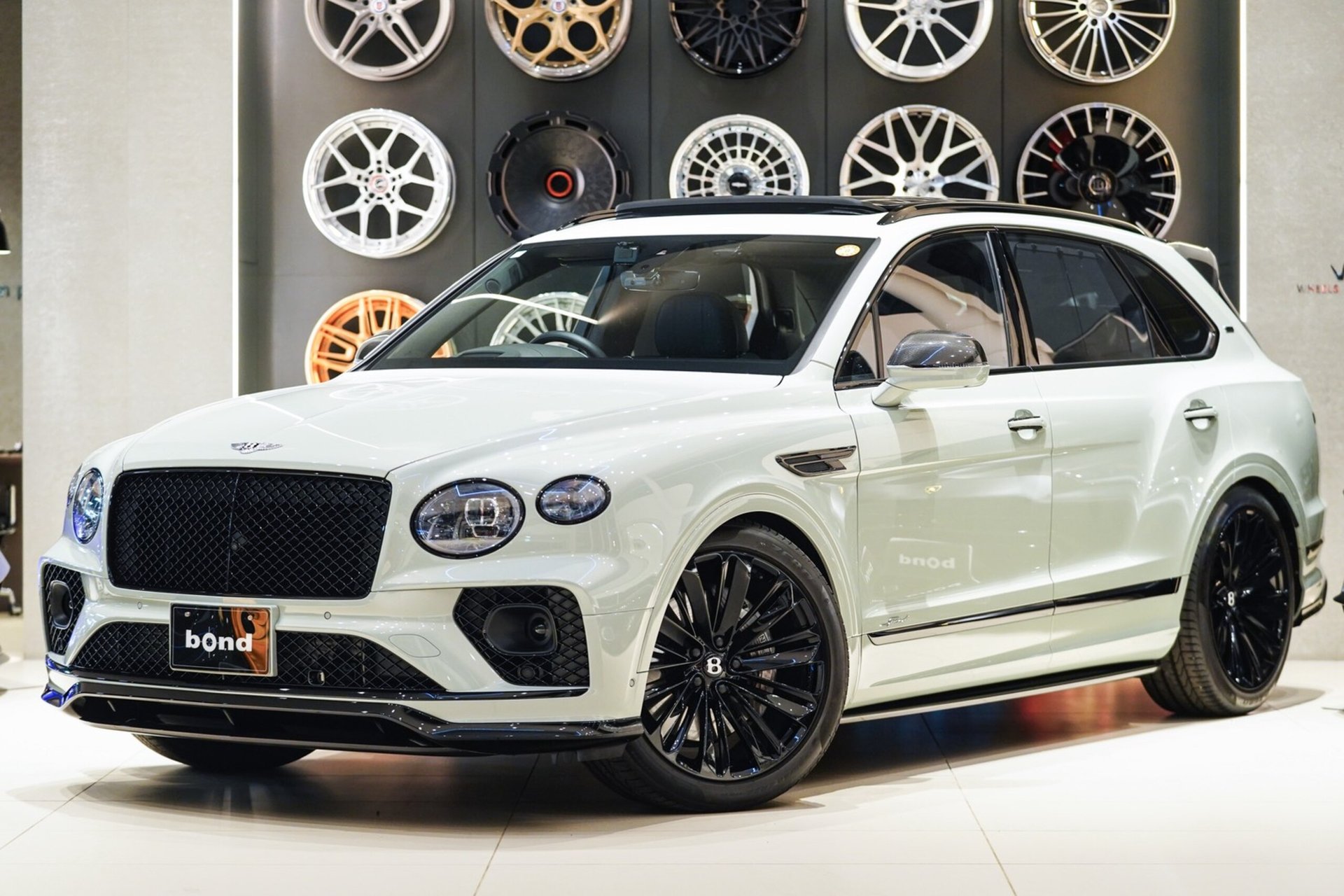 BENTLEY BENTAYGA - View 1