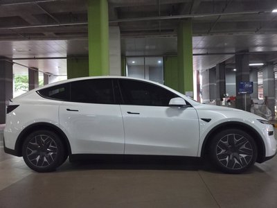 2026 Tesla MODEL Y photo 4