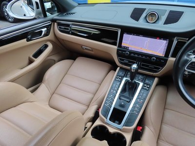 2020 Porsche MACAN thumbnail 48