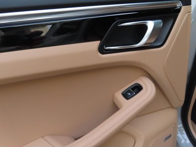 2020 Porsche MACAN thumbnail 37